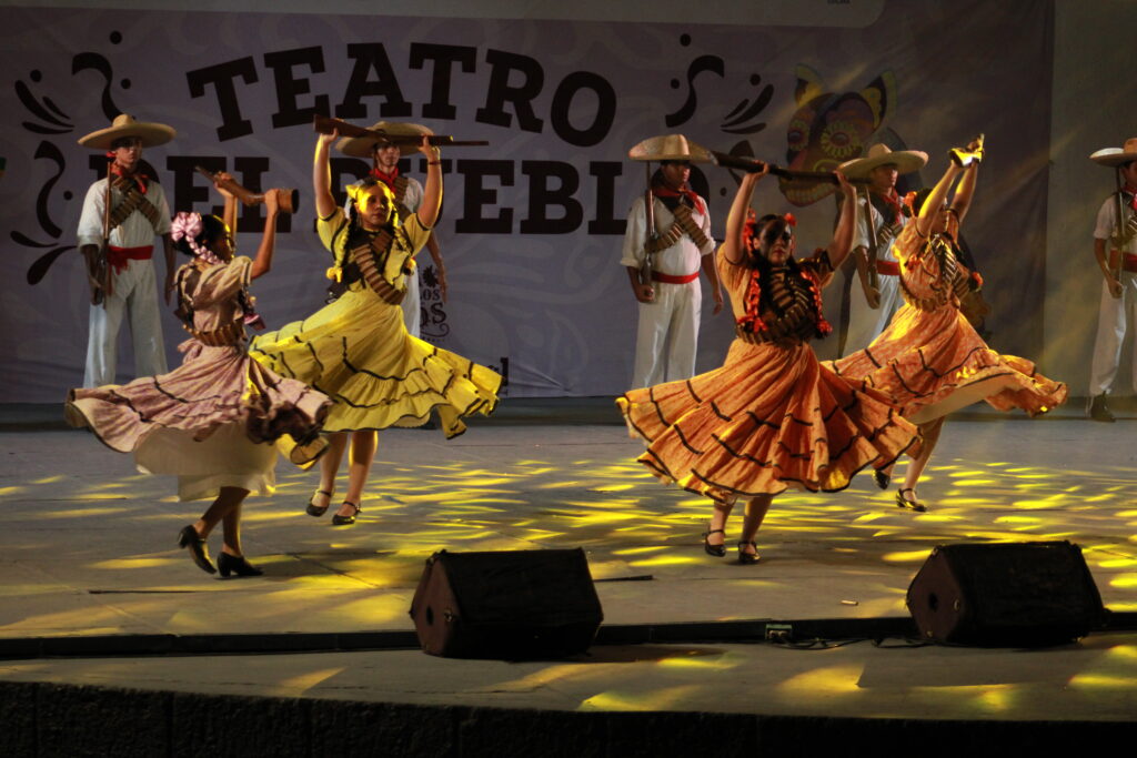 14-1024x683 El Ballet Folclórico de Villa de Álvarez deslumbra la Feria de todos los Santos