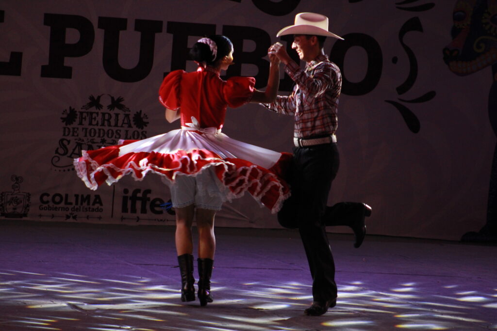 15-1024x683 El Ballet Folclórico de Villa de Álvarez deslumbra la Feria de todos los Santos