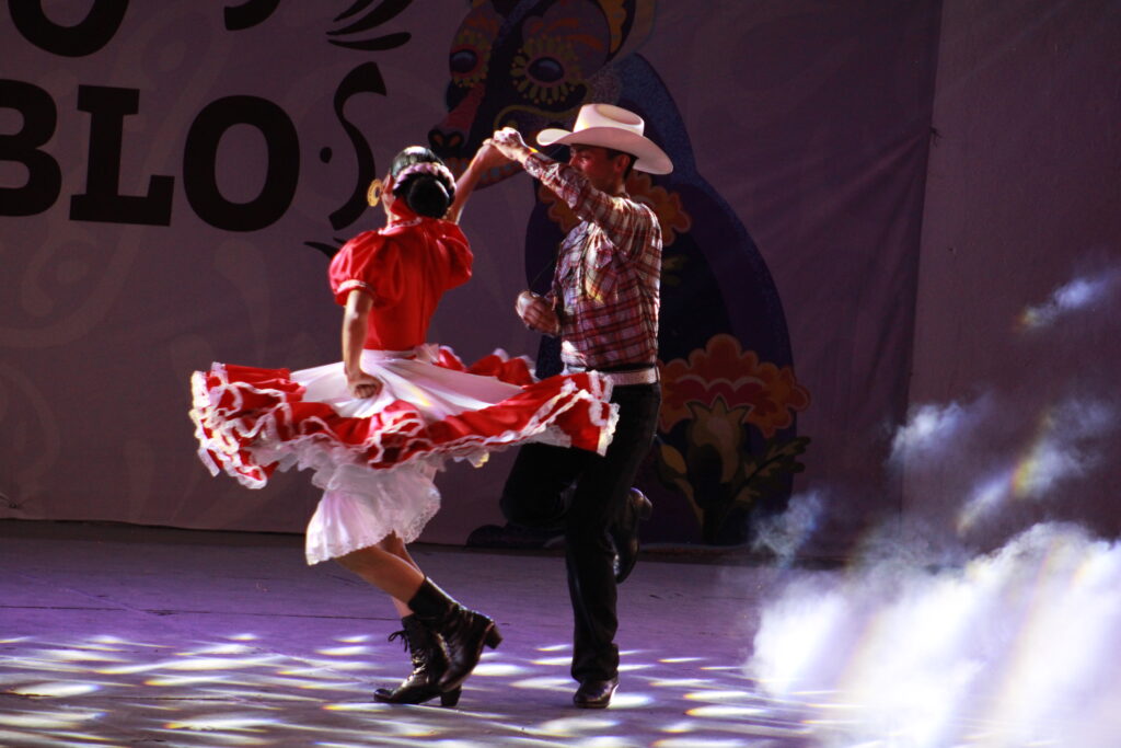16-1024x683 El Ballet Folclórico de Villa de Álvarez deslumbra la Feria de todos los Santos