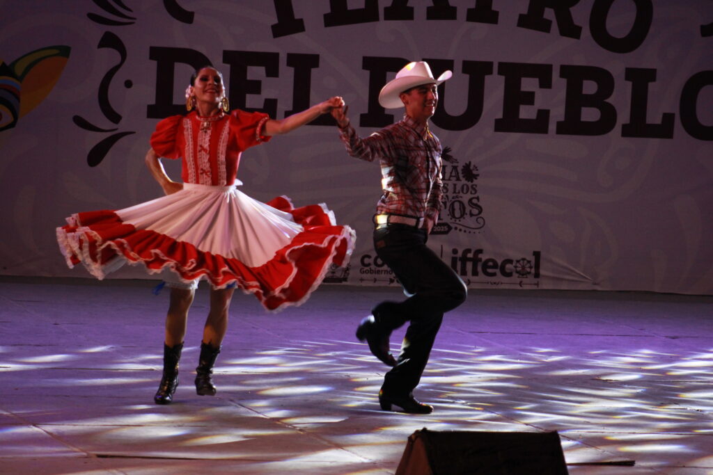 17-1024x683 El Ballet Folclórico de Villa de Álvarez deslumbra la Feria de todos los Santos