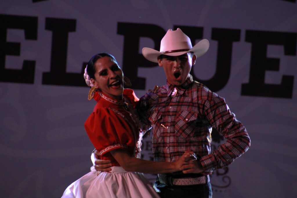 18-1024x683 El Ballet Folclórico de Villa de Álvarez deslumbra la Feria de todos los Santos