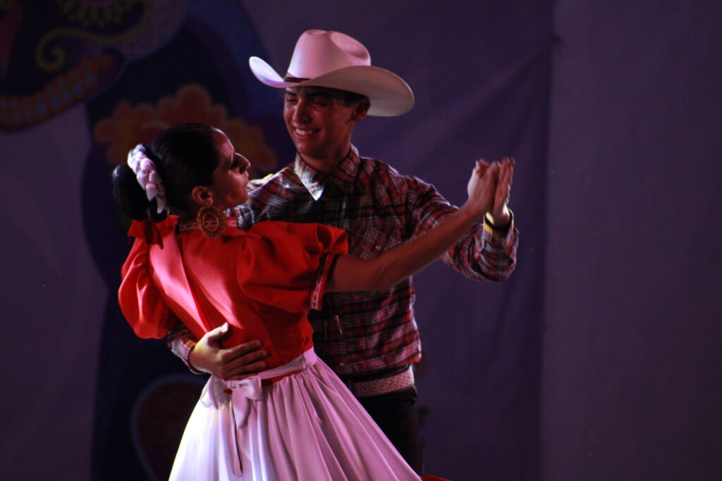 19-1024x683 El Ballet Folclórico de Villa de Álvarez deslumbra la Feria de todos los Santos