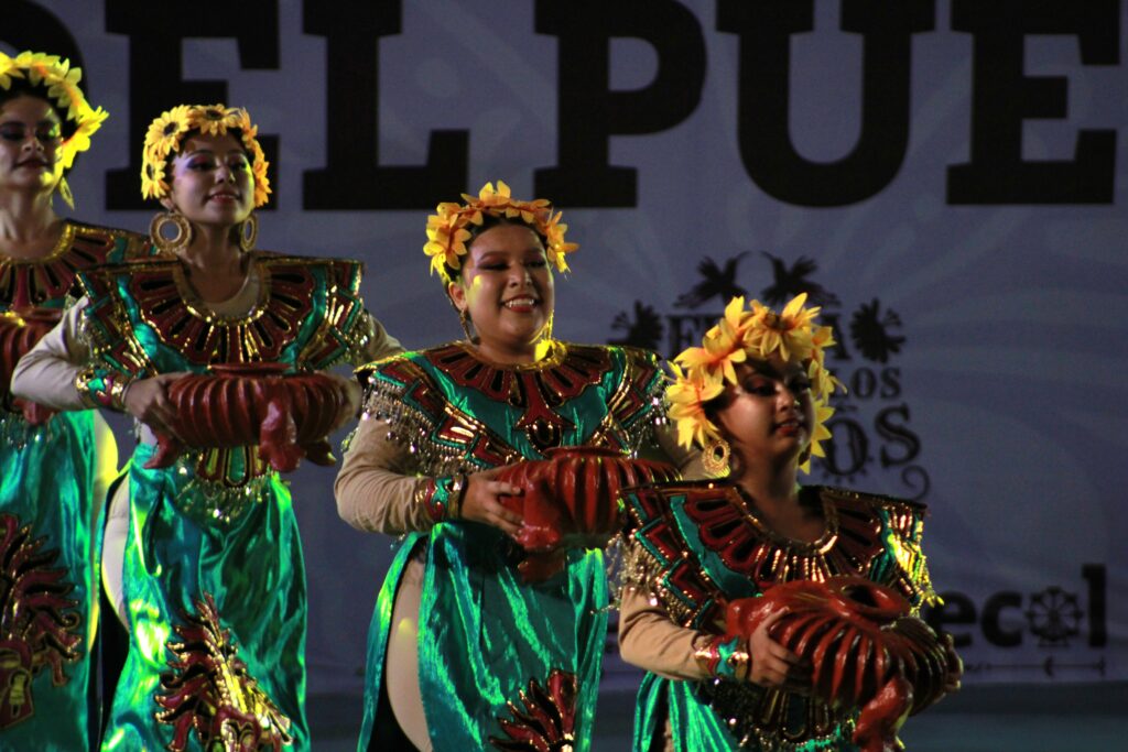 2-1024x683 El Ballet Folclórico de Villa de Álvarez deslumbra la Feria de todos los Santos
