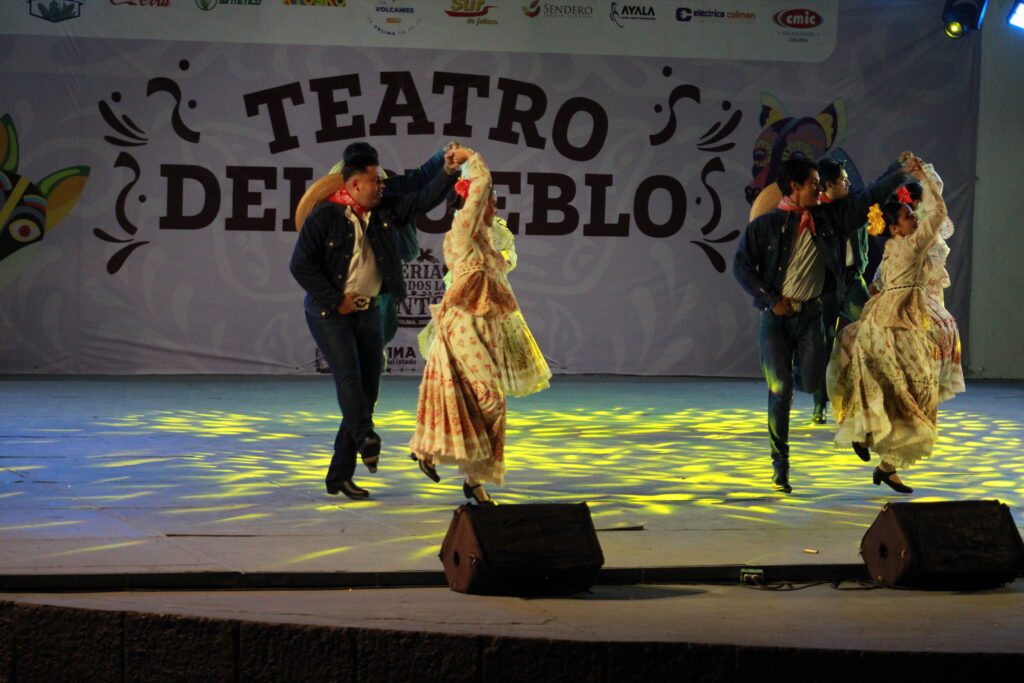 29-1024x683 El Ballet Folclórico de Villa de Álvarez deslumbra la Feria de todos los Santos