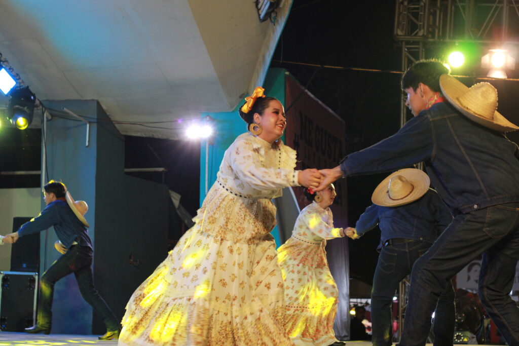 30-1024x683 El Ballet Folclórico de Villa de Álvarez deslumbra la Feria de todos los Santos