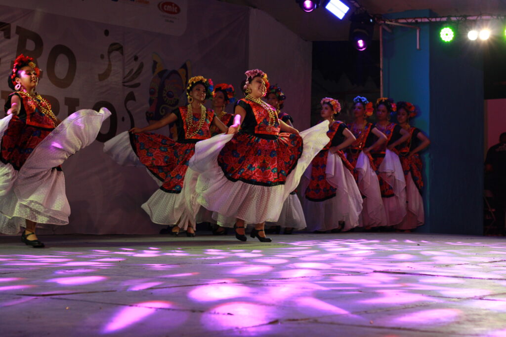31-1024x683 El Ballet Folclórico de Villa de Álvarez deslumbra la Feria de todos los Santos