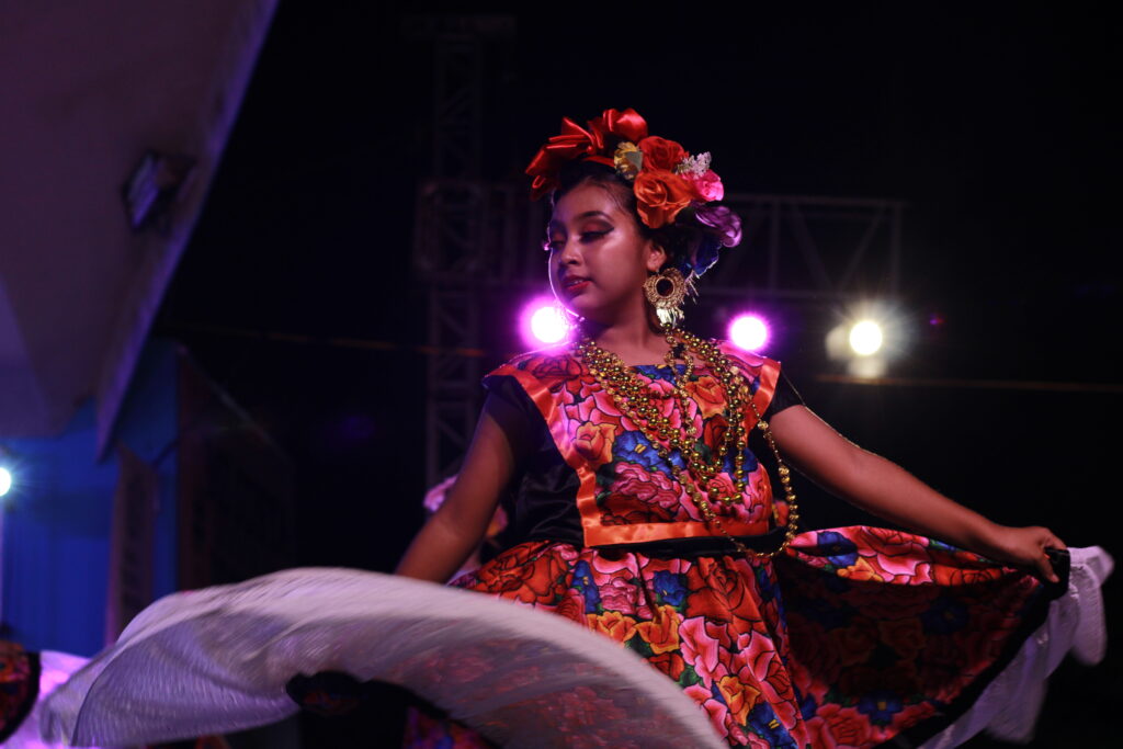 33-1024x683 El Ballet Folclórico de Villa de Álvarez deslumbra la Feria de todos los Santos