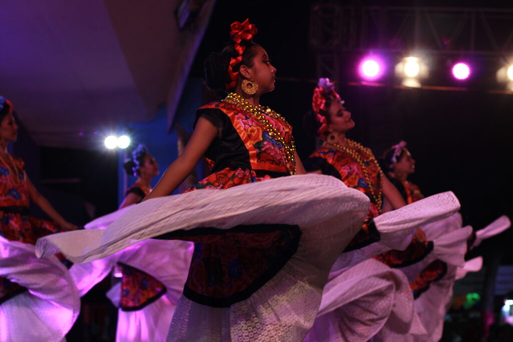34-1024x683 El Ballet Folclórico de Villa de Álvarez deslumbra la Feria de todos los Santos