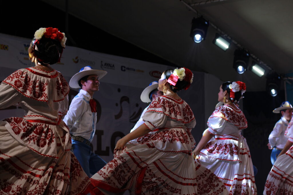 37-1-1024x683 El Ballet Folclórico de Villa de Álvarez deslumbra la Feria de todos los Santos