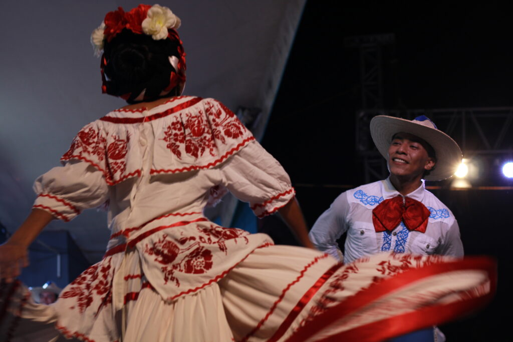37.2-1024x683 El Ballet Folclórico de Villa de Álvarez deslumbra la Feria de todos los Santos