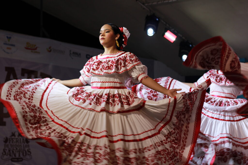 38-1024x683 El Ballet Folclórico de Villa de Álvarez deslumbra la Feria de todos los Santos