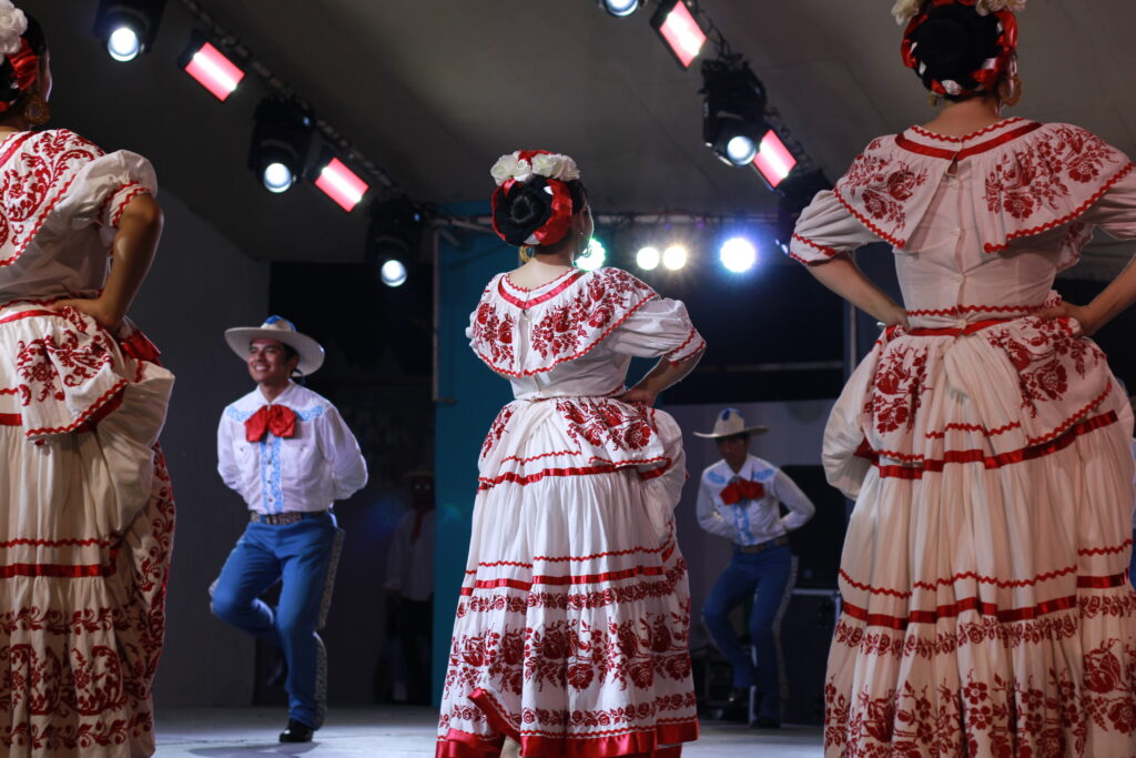 39-1024x683 El Ballet Folclórico de Villa de Álvarez deslumbra la Feria de todos los Santos