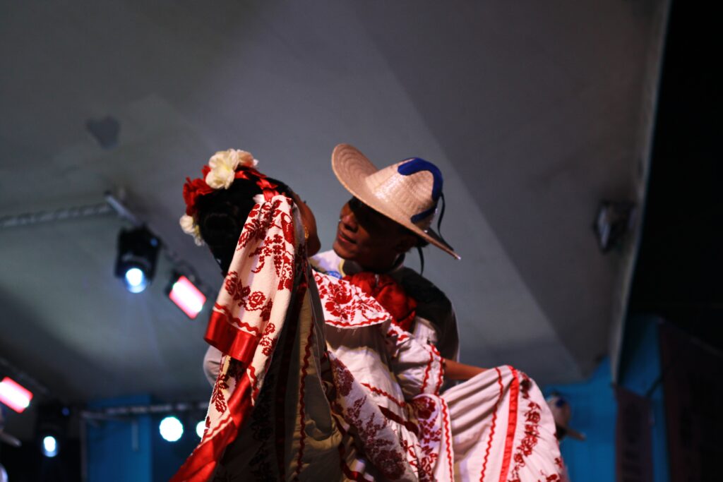 40-1024x683 El Ballet Folclórico de Villa de Álvarez deslumbra la Feria de todos los Santos