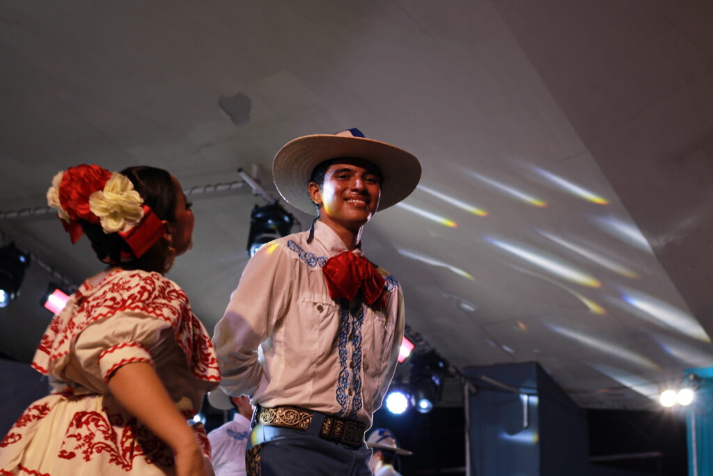 43-1024x683 El Ballet Folclórico de Villa de Álvarez deslumbra la Feria de todos los Santos