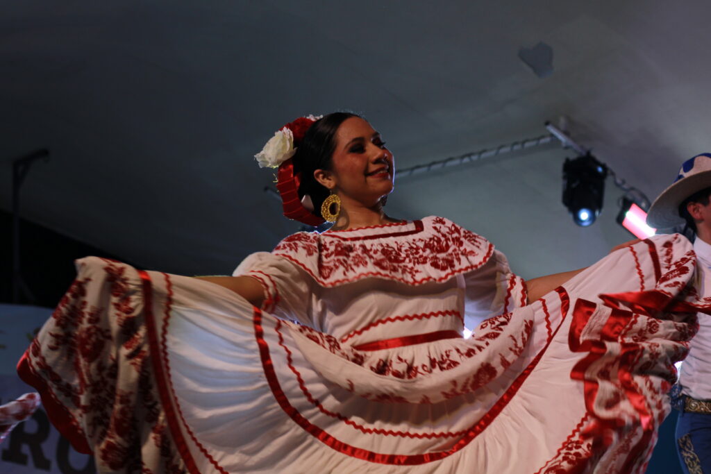 44-1024x683 El Ballet Folclórico de Villa de Álvarez deslumbra la Feria de todos los Santos