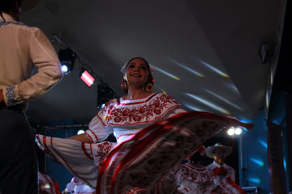 45-1024x683 El Ballet Folclórico de Villa de Álvarez deslumbra la Feria de todos los Santos