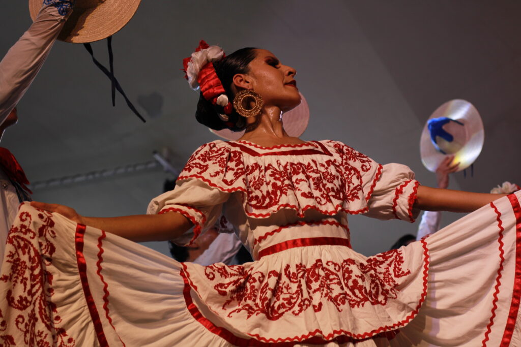 46-1024x683 El Ballet Folclórico de Villa de Álvarez deslumbra la Feria de todos los Santos