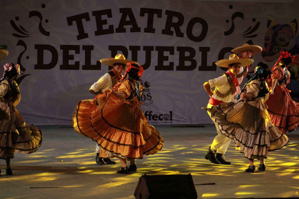 7-1024x683 El Ballet Folclórico de Villa de Álvarez deslumbra la Feria de todos los Santos