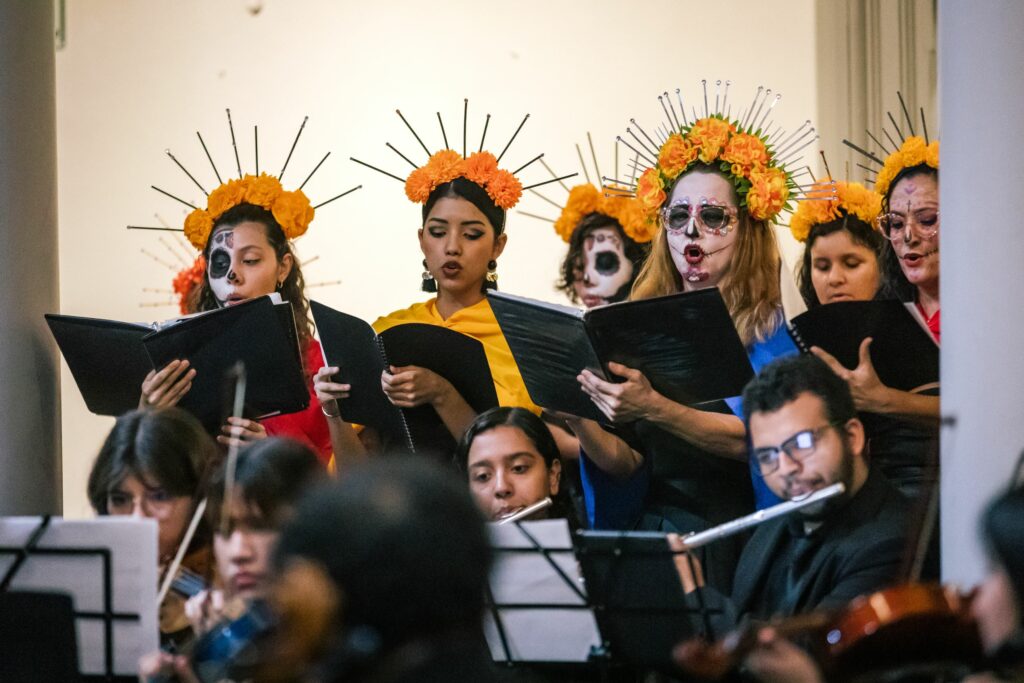 Coro-y-orquesta-UdeC-ofrecen-concierto-The-Best-of-Requiem_c-1024x683 Coro y orquesta de la UdeC ofrecieron concierto de requiems para conmemorar el Día de Muertos
