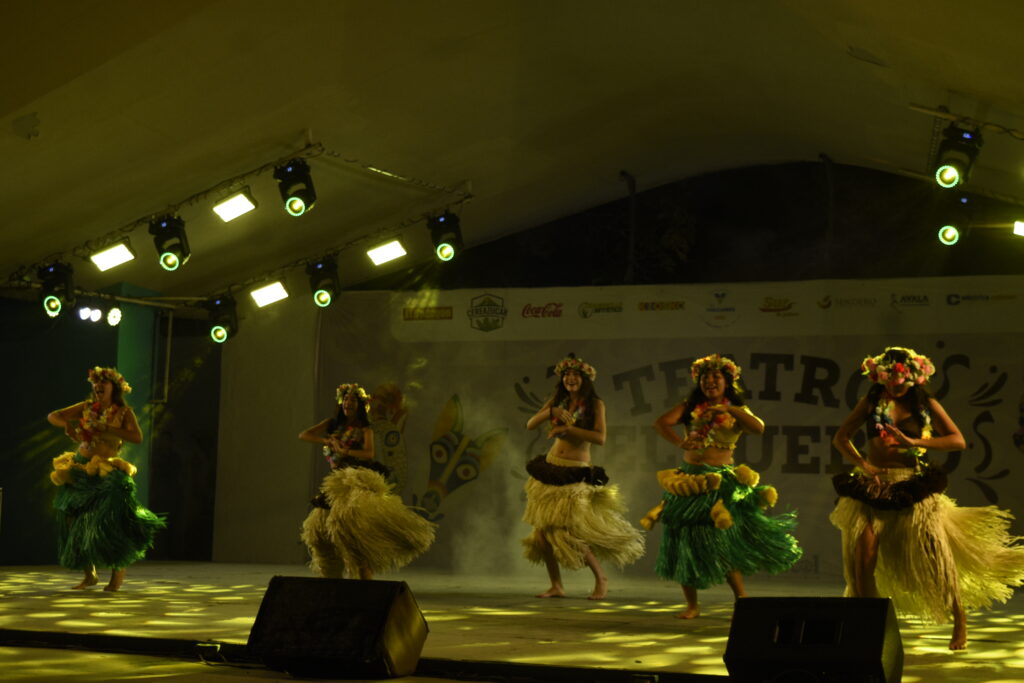 SELECCIONADA10-1024x683 Danzas Polinesias “MylSoraya” cautiva al público en el Teatro del Pueblo de la Feria de Todos los Santos Colima 2025