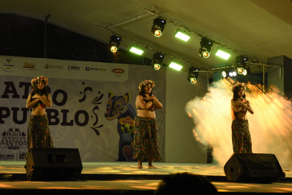 SELECCIONADA12-1024x683 Danzas Polinesias “MylSoraya” cautiva al público en el Teatro del Pueblo de la Feria de Todos los Santos Colima 2025