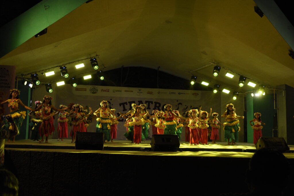 SELECCIONADA27-1024x683 Danzas Polinesias “MylSoraya” cautiva al público en el Teatro del Pueblo de la Feria de Todos los Santos Colima 2025