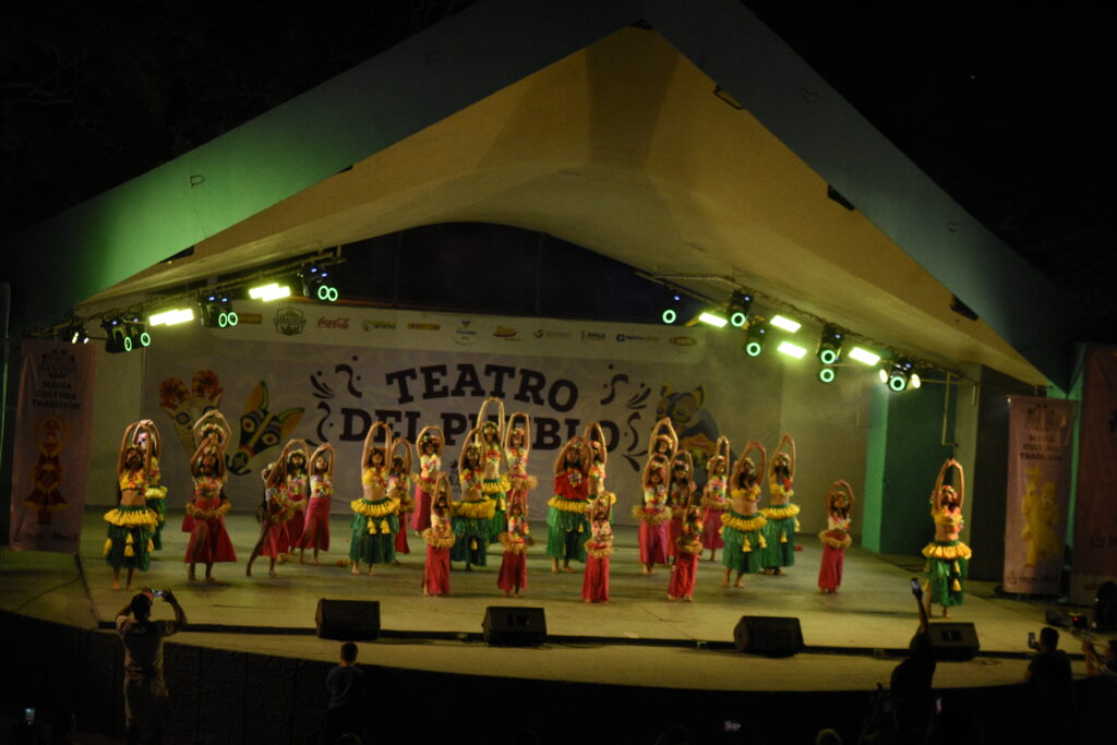SELECCIONADA31-1024x683 Danzas Polinesias “MylSoraya” cautiva al público en el Teatro del Pueblo de la Feria de Todos los Santos Colima 2025