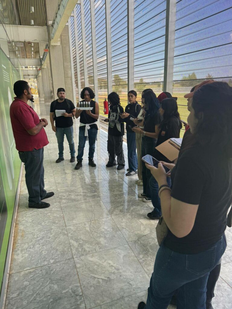 Visitan-estudiantes-UdeC-Centro-Nacional-de-Recursos-Geneticos_c-1-768x1024 Realizan biólogos en formación visita de trabajo al Centro Nacional de Recursos Genéticos