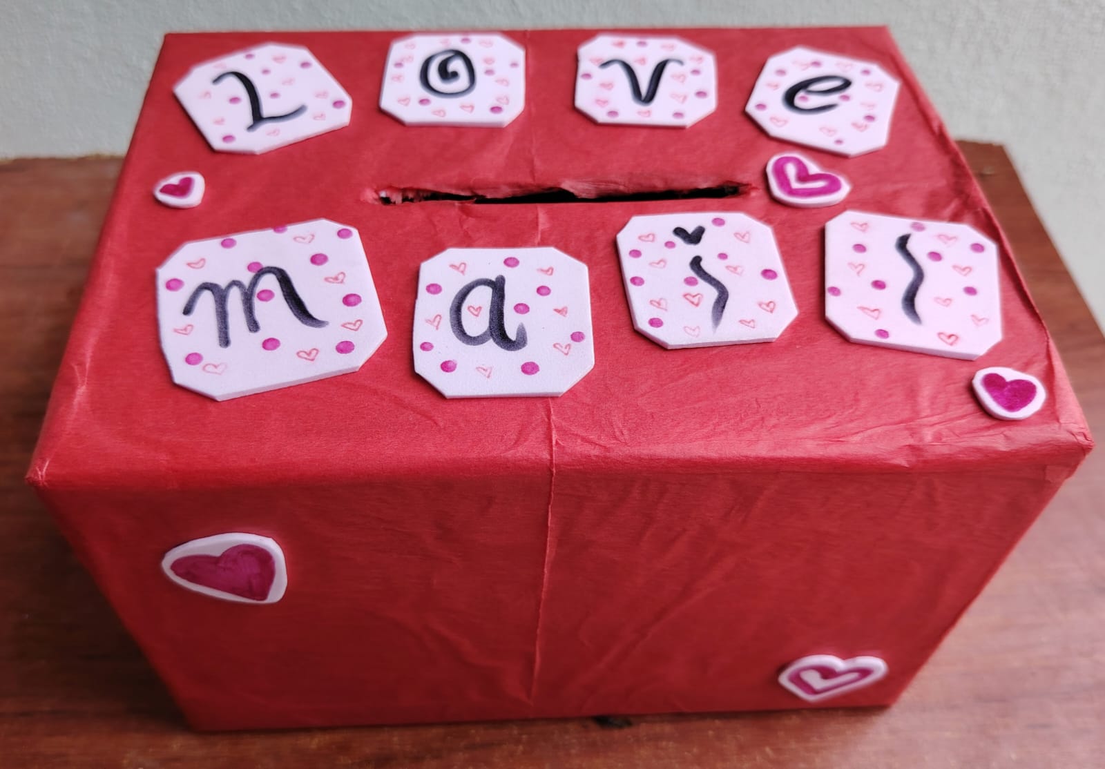 Estudiantes de la FALCOM celebran San Valentín con buzón de cartas y dinámica “Dress for Love”