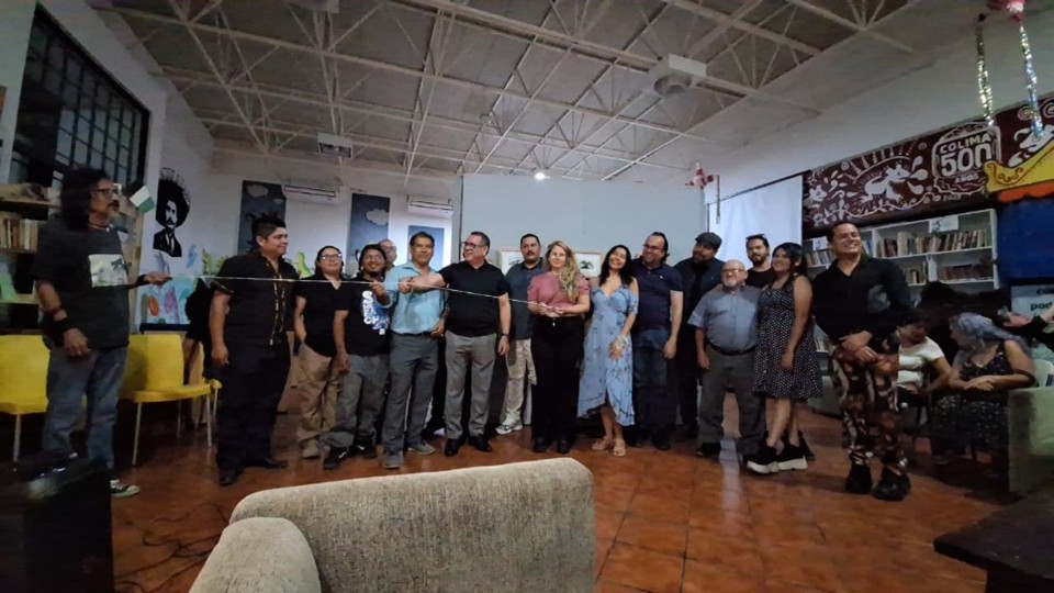 Artistas de la muestra y participantes en la inauguración posan tras rendir homenaje al maestro Miguel Ángel Cuervo. Fotografía tomada por Astrid Chávez.