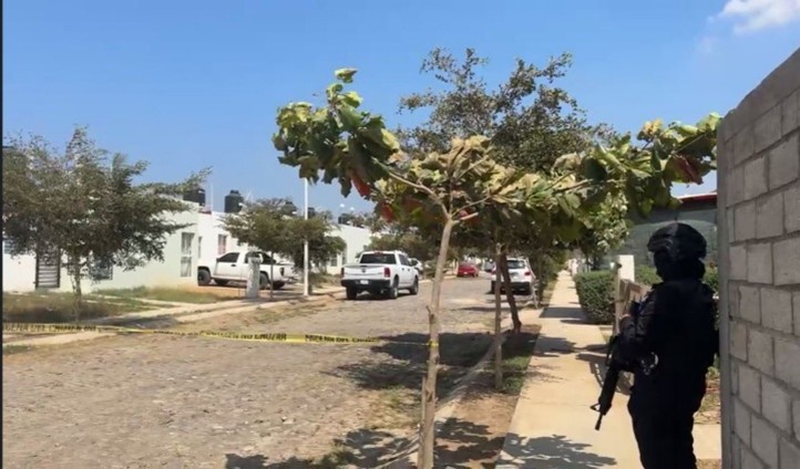 Autoridades resguardando el lugar del ataque a policías estatales